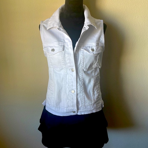 NWOT Kensie denim vest Color white size medium Fit size 6/8  Chest 38 in L 23 in - Picture 2 of 5